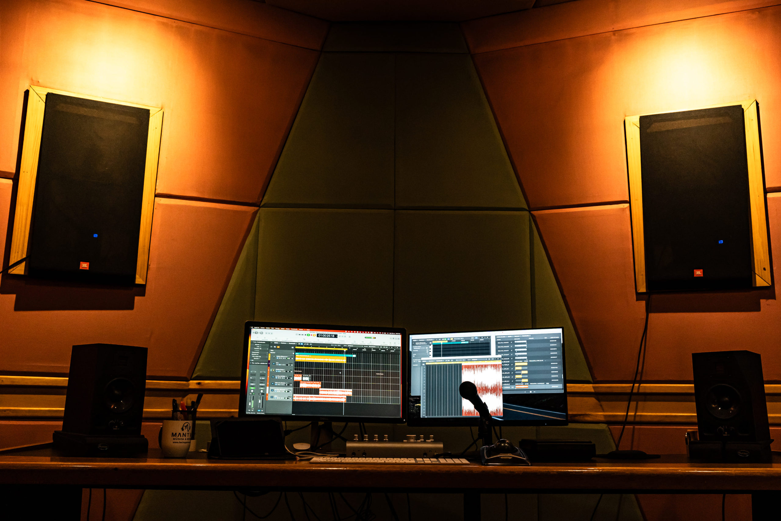 Sala de control del estudio Mantra en Ñuñoa